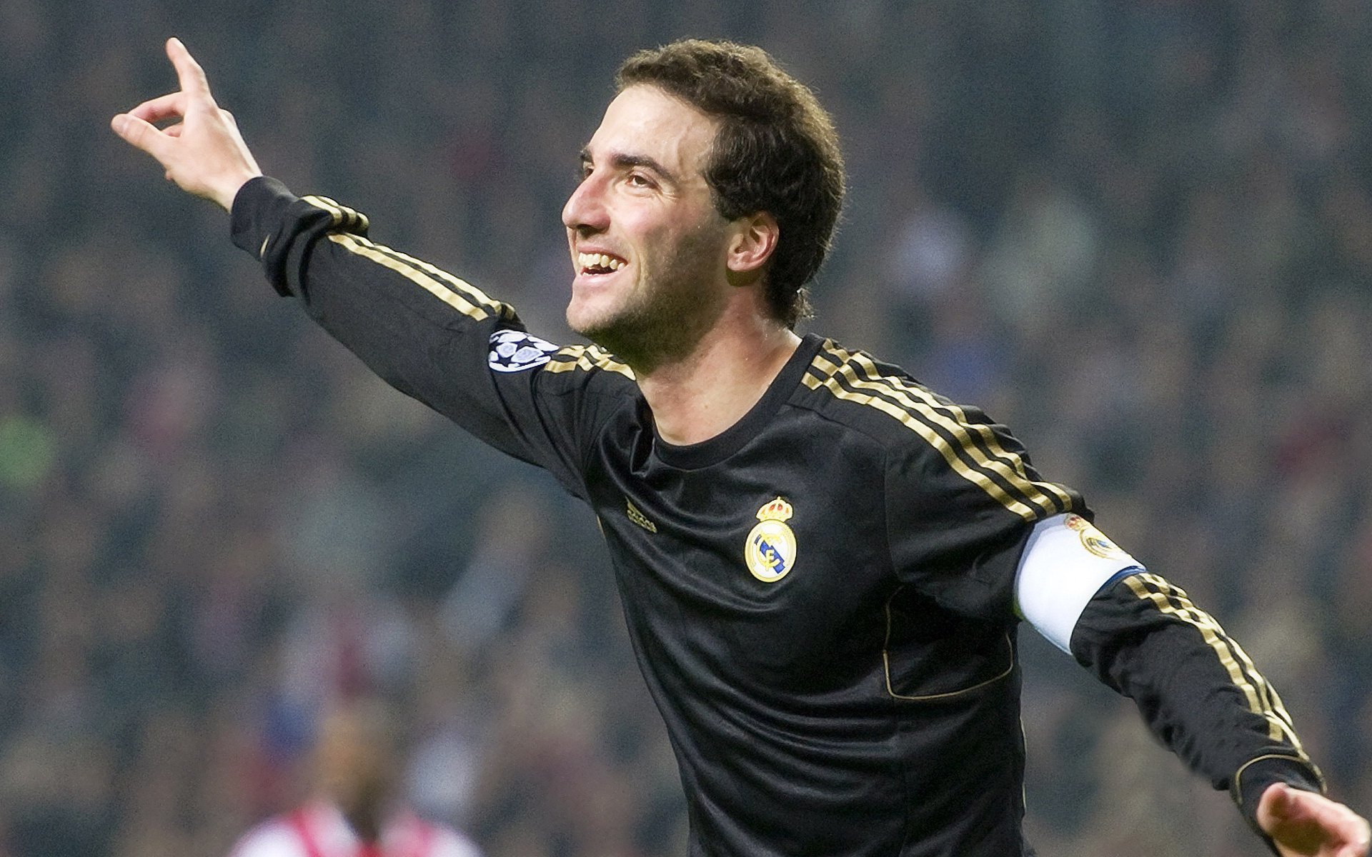 Popovici蝉联男子200 m自由泳金牌